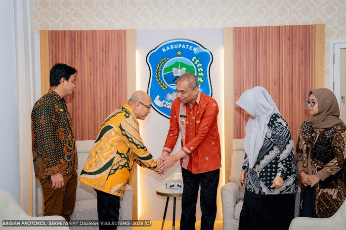Penjabat Bupati Buton Tengah, Kostantinus Bukide menyambut kedatangan Kepala KPP Pratama Baubau, Amrih Basuki Purnomo di ruang kerjanya