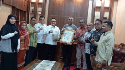 Jajaran Kanwil Kemenkum Sultra dan Pemkab Buteng berpose bersama usai serah terima sertifikat Indigeo Teri Waburense Buteng