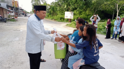 Kepala Kantor Kemenag Buteng, Abdul Rahman Jaya bagikan paket takjil gratis untuk berbuka puasa kepada pengendara yang melintas depan kantornya