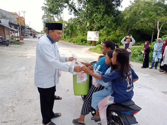 Kepala Kantor Kemenag Buteng, Abdul Rahman Jaya bagikan paket takjil gratis untuk berbuka puasa kepada pengendara yang melintas depan kantornya