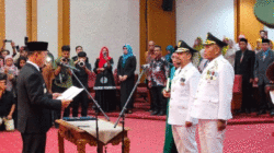 Gubernur Sulawesi Tenggara (Sultra), Andi Sumangerukka lantik Azhari dan Muh. Adam Basan sebagai Bupati dan Wakil Bupati Buton Tengah periode 2025-2030 di Ruang Pola Kantor Gubernur Sultra, Kendari, Jumat (21/3/2025).