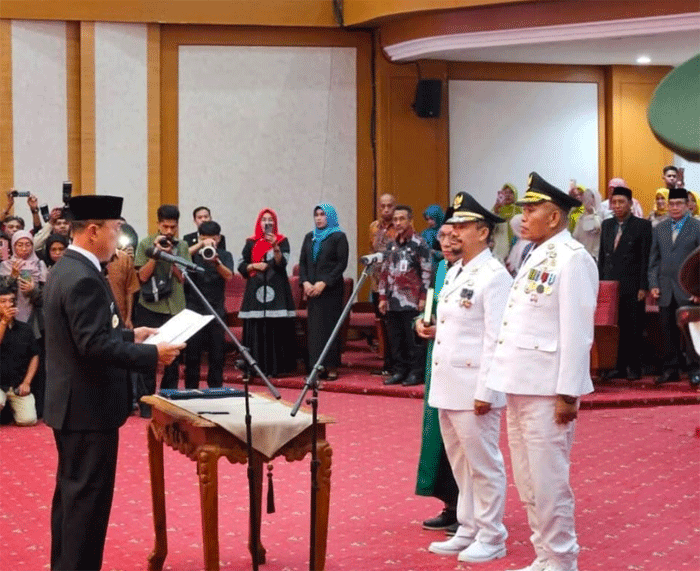 Gubernur Sulawesi Tenggara (Sultra), Andi Sumangerukka lantik Azhari dan Muh. Adam Basan sebagai Bupati dan Wakil Bupati Buton Tengah periode 2025-2030 di Ruang Pola Kantor Gubernur Sultra, Kendari, Jumat (21/3/2025).