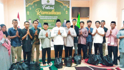 Kepala Kantor Kemenag Buteng, Abdul Rahman Jaya bersama dengan pegawai Kemenag non ASN yang menerima THR dan bingkisan Ramadan pada Festival Ramadan 2025.