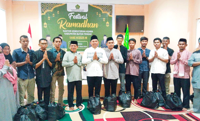 Kepala Kantor Kemenag Buteng, Abdul Rahman Jaya bersama dengan pegawai Kemenag non ASN yang menerima THR dan bingkisan Ramadan pada Festival Ramadan 2025.