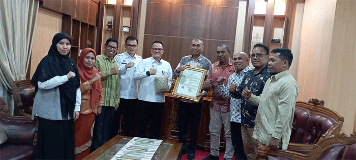 Jajaran Kanwil Kemenkum Sultra dan Pemkab Buteng berpose bersama usai serah terima sertifikat Indigeo Teri Waburense Buteng