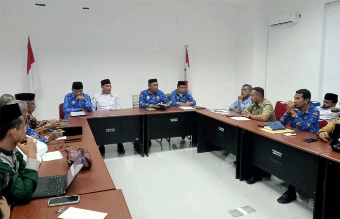 Rapat penetapan zakat fitrah dan infaq untuk Idul Fitri 1446 H yang dipimpin Penjabat Sekda Buteng, Muh Rijal dan Kepala Kantor Kemenag, Abdul Rahman Jaya.