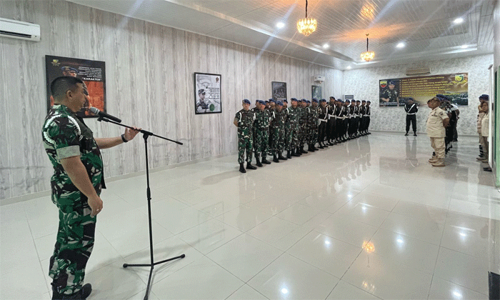 Komandan Detasemen Polisi Militer (Denpom) I/5 Medan, Letkol CPM Hanri Wira Kusuma melepas keberangkatan umrah gratis bagi Peltu Heri Santoso, personel Subdenpom I/5-2 Binjai.
