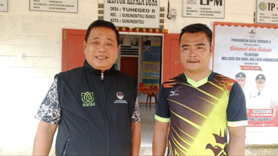 Kepala Desa dan Sekretaris Desa Tuhegeo II