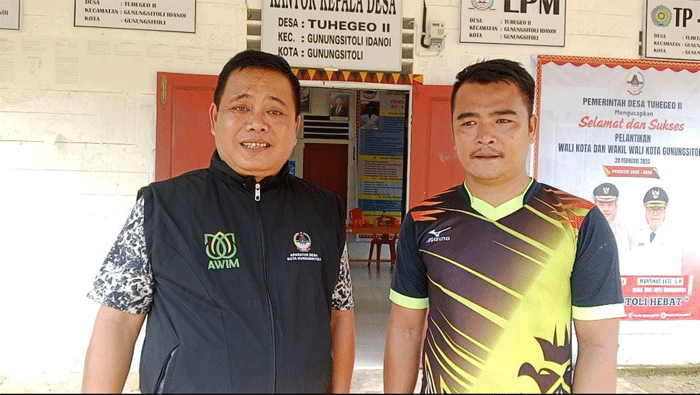 Kepala Desa dan Sekretaris Desa Tuhegeo II