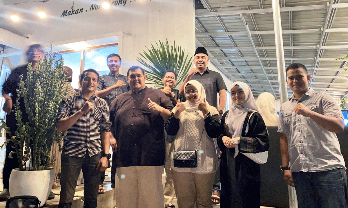 Foto bersama usai buka puasa