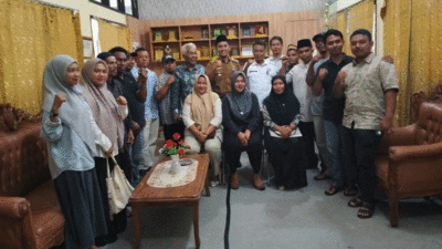 Pejabat Kepala Desa Kebun Lado, Singingi, Riau, Yulisman memberikan klarifikasi kepada sejumlah tokoh masyarakat, anggota BPD desa setempat terkait pemberitaan di salah satu media online.
