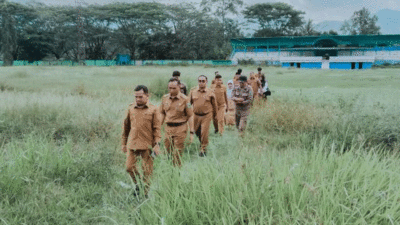 Lapangan sepakbola GOR Batutupang yang dipenuhi rumput