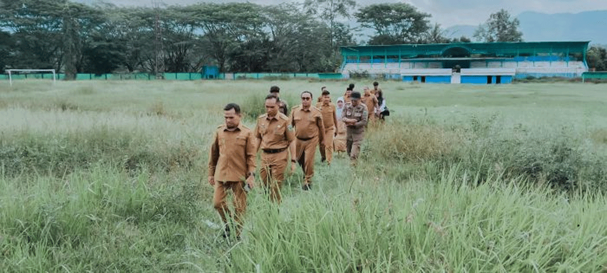 Lapangan sepakbola GOR Batutupang yang dipenuhi rumput