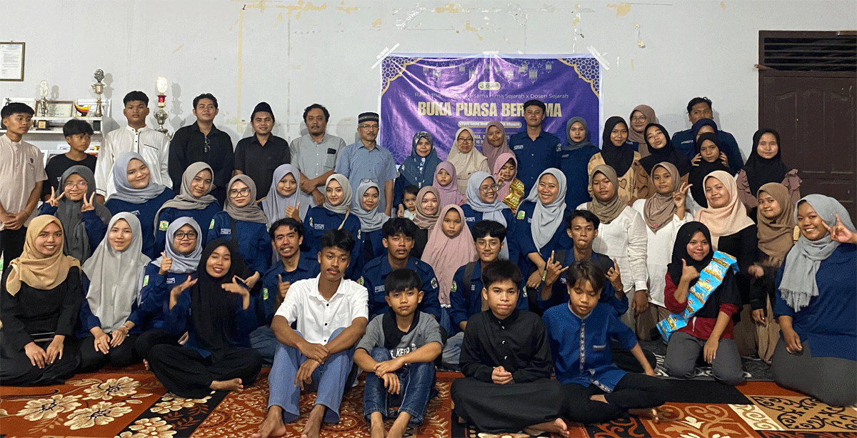 Foto bersama di sela buka puasa bersama.