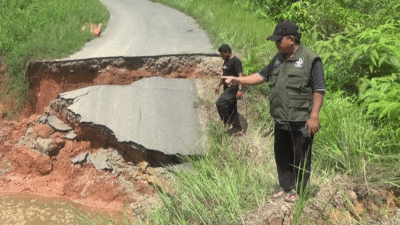 Jalan yang putus di Dharmasraya akibat hujan deras