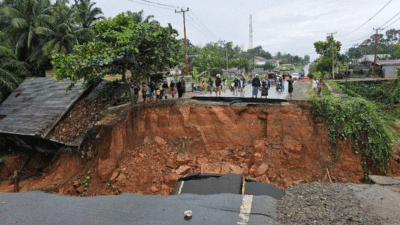 Jalan Nasional Lintas Jambi-Sumatera Barat yang ambles di Desa Sirih Sekapur, Kecamatan Jujuhan, Kabupaten Bungo, Jambi.(Dok. Kementerian PU)