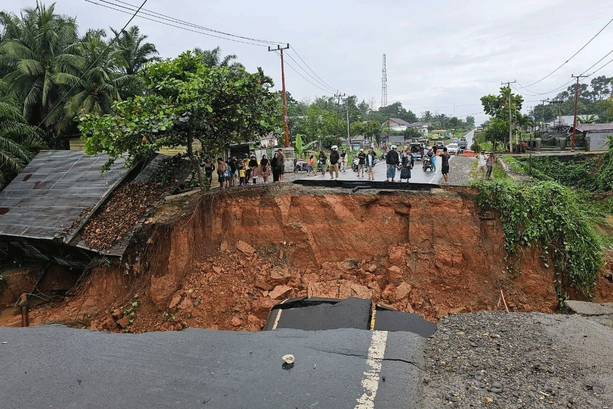 Jalan Nasional Lintas Jambi-Sumatera Barat yang ambles di Desa Sirih Sekapur, Kecamatan Jujuhan, Kabupaten Bungo, Jambi.(Dok. Kementerian PU)