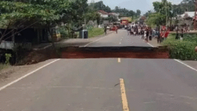 Jalan yang putus di Lintas Sumatera yang menjadi penghubung Sumbar dan Jambi.