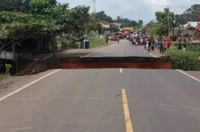 Jalan yang putus di Lintas Sumatera yang menjadi penghubung Sumbar dan Jambi.