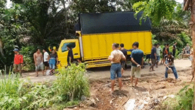 Jalan rusak di ruas Sumbar-Jambi, persisnya di jalan Padang Lamo. (YouTube Dafandi)