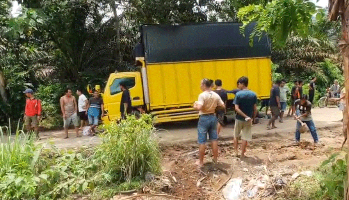 Jalan rusak di ruas Sumbar-Jambi, persisnya di jalan Padang Lamo. (YouTube Dafandi)