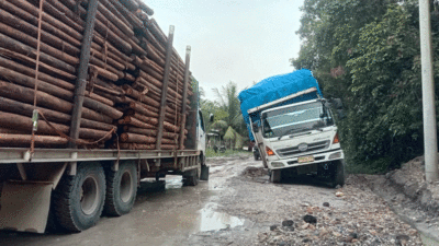 Jalan rusak di Desa Sungai Paku, Kuansing.