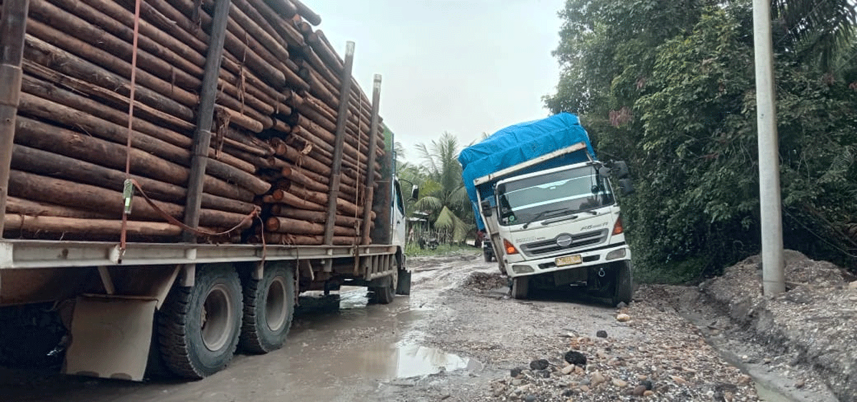 Jalan rusak di Desa Sungai Paku, Kuansing.