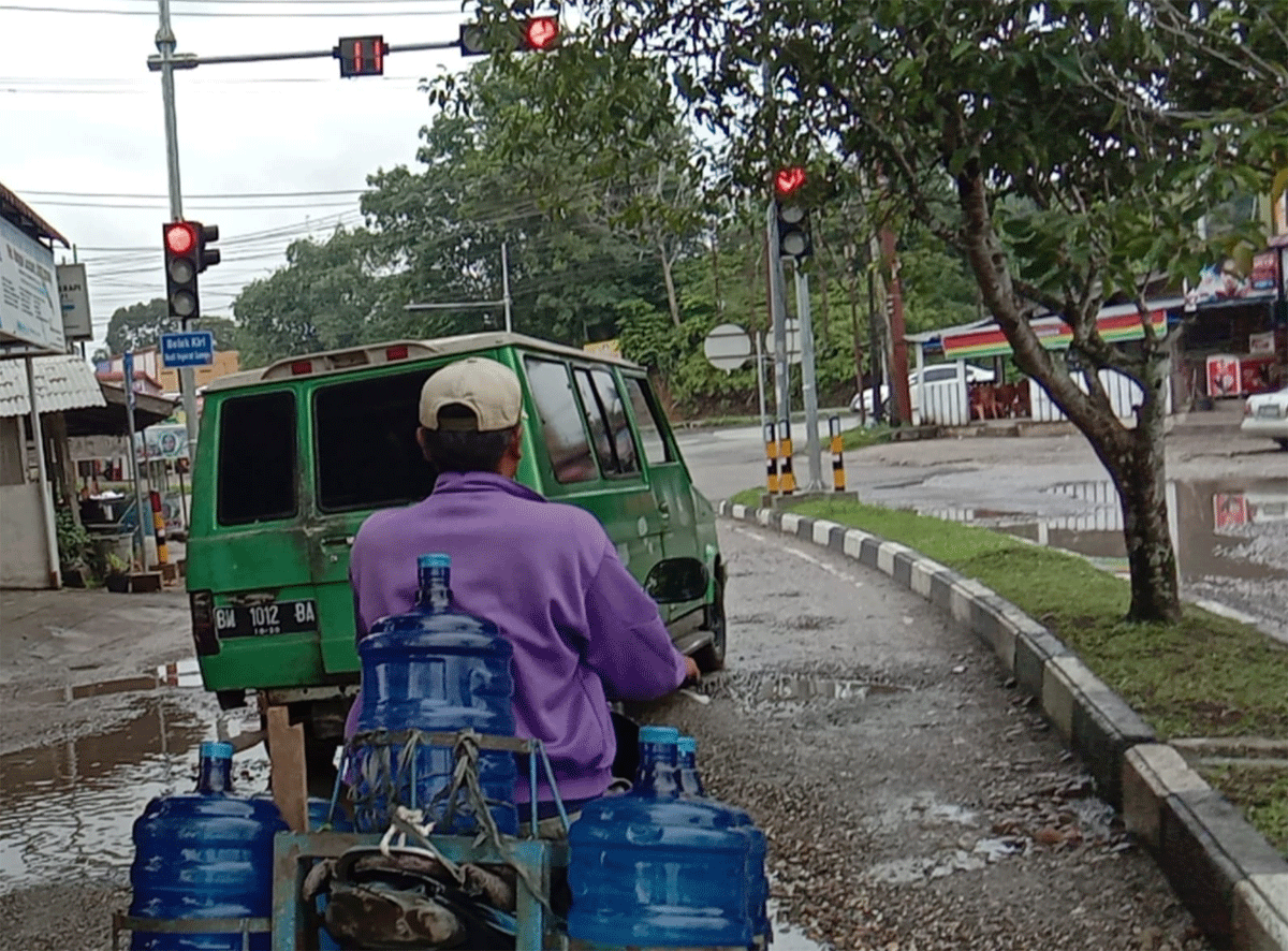Jalan rusak di Kuansing yang diabaikan pemkab setempat.