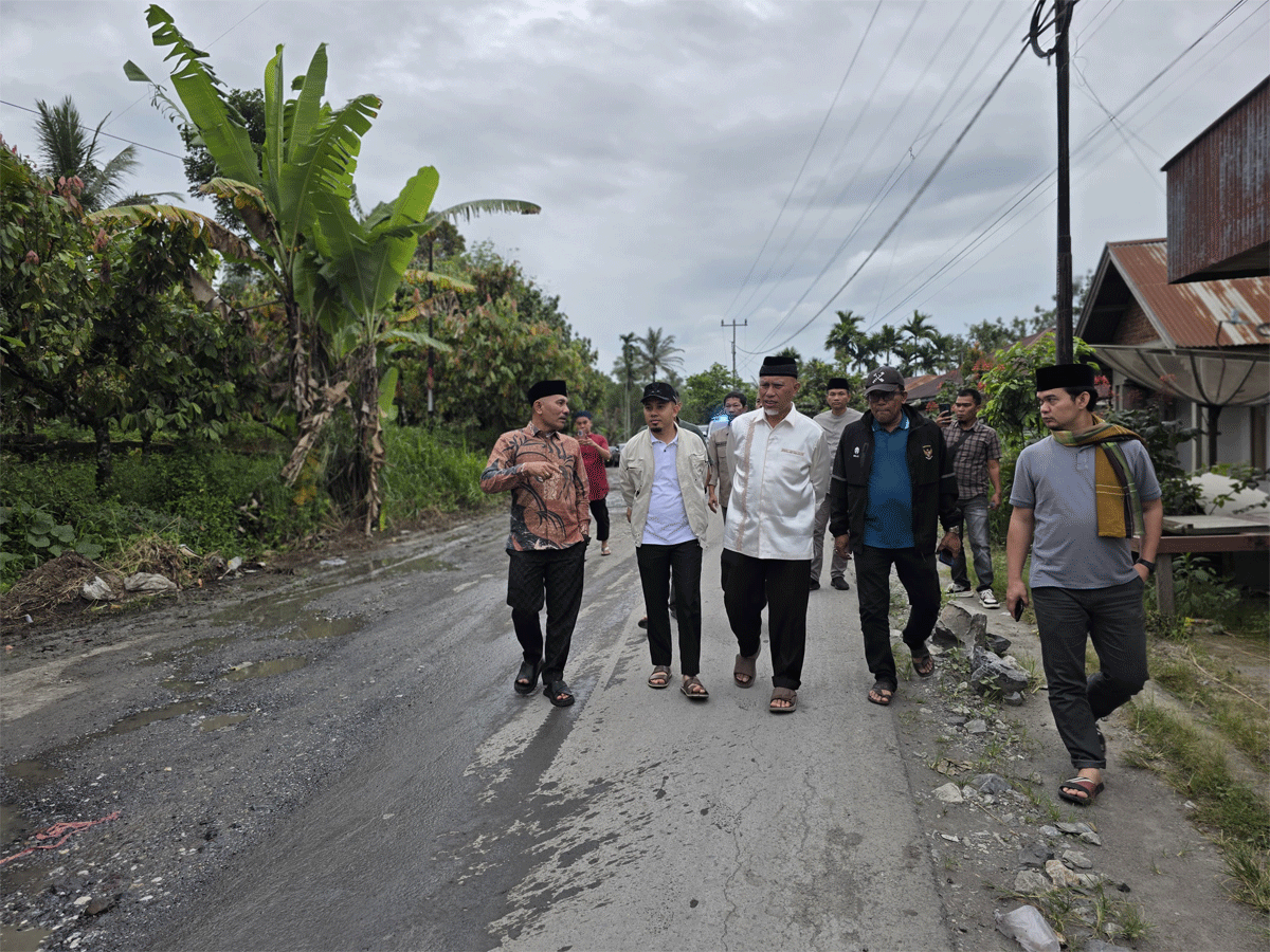 Gubernur Mahyeldi tinjau perbaikan jalan rusak yang dilakukan Dinas Bina Marga Cipta Karya dan Tata Ruang (BMCKTR) Sumbar di Kenagarian Labuah Gunuang, Kecamatan Lareh Sago Halaban, Kabupaten Limapuluh Kota, Jumat (28/3/2025). (Biro Adpim)