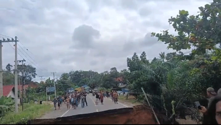 Jalan yang putus di ruas Sumbar-Jambi