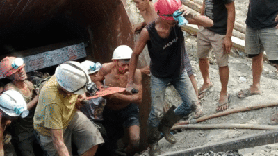 Evakuasi pekerja tambang yang mengalami kecelakaan kerja di Sawahlunto.