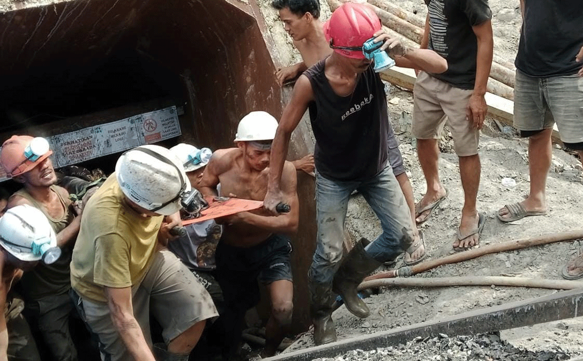 Evakuasi pekerja tambang yang mengalami kecelakaan kerja di Sawahlunto.
