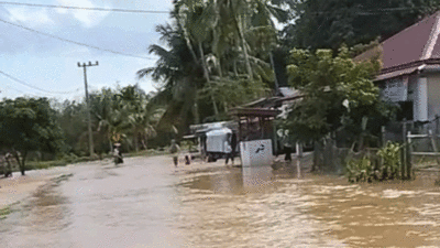 Akibat hujan berkepanjangan banjir landa Kabupaten Kuantan Singingi, Riau. Pemukiman warga digenangi air di Kecamatan Kuantan Hilir Seberang, Sabtu (1/3/2025)