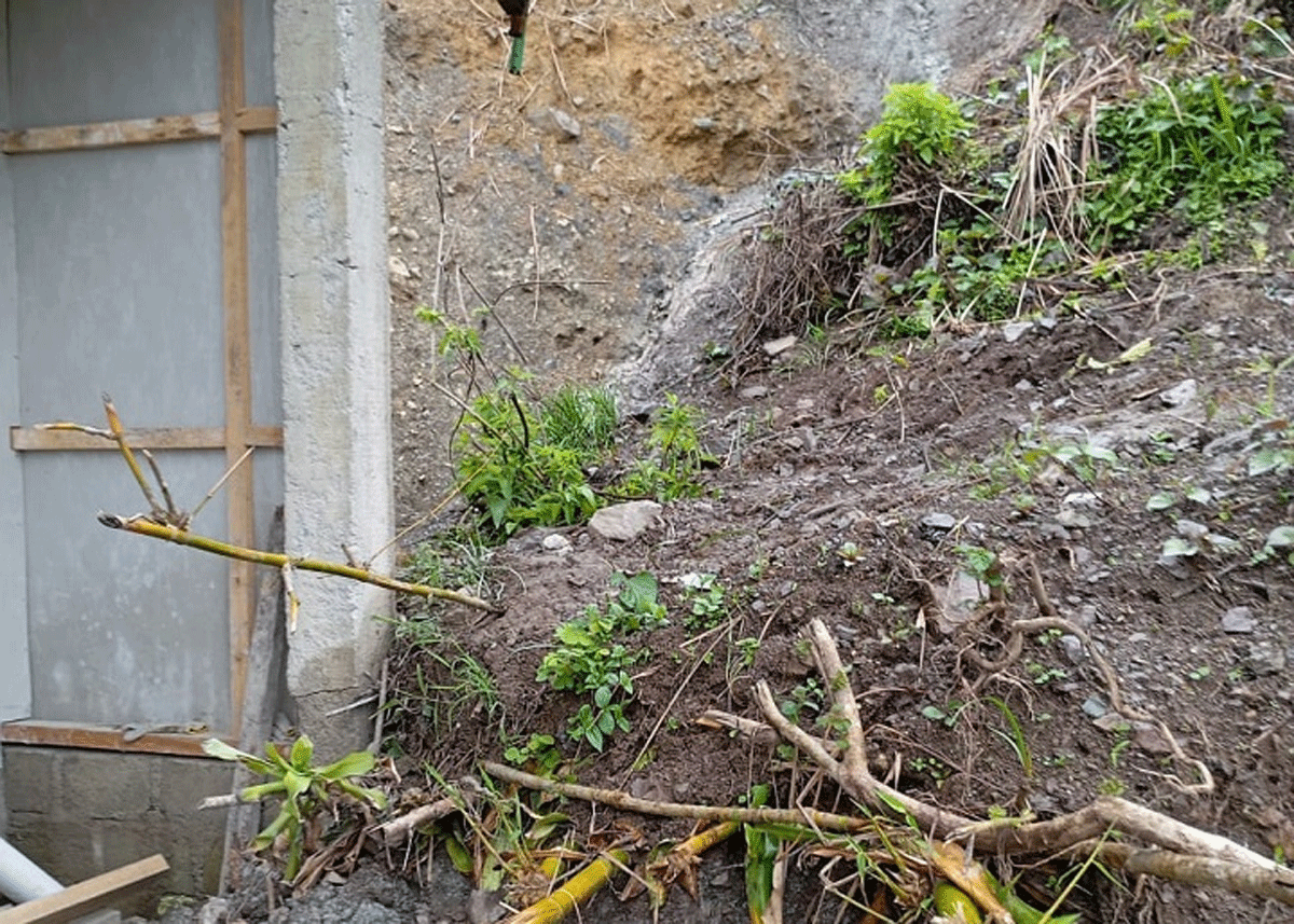 Longsor yang menimpa rumah di Kabupaten Solok.