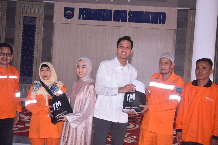 Wali Kota Sawahlunto berbagi bingkisan Lebaran dengan pahlawan kebersihan.(Prokopim Sawahlunto)