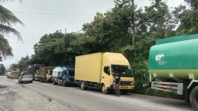 Truk Terperosok Masuk Lubang, Lalu Lintas Kuansing-Pekanbaru Sempat Macet Panjang