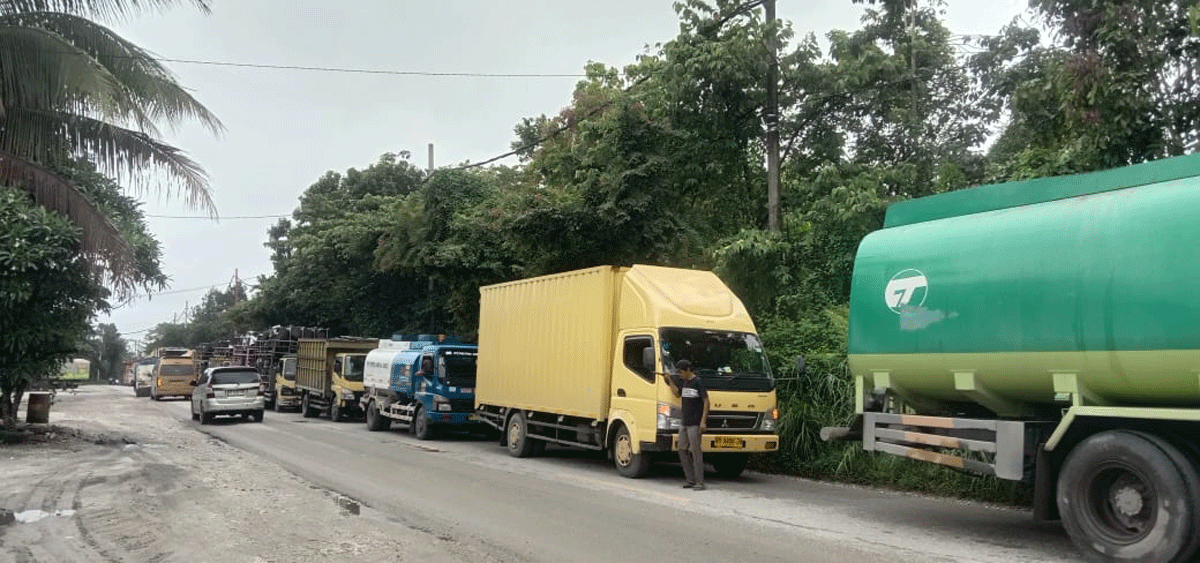 Kemacetan di ruas Kuansing-Pekanbaru akibat truk terperosok di jalan rusak.