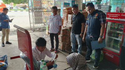 Satuan Reskrim Polres Dharmasraya bersama Dinas Koperasi UKM dan Perdagangan melakukan pengecekan terhadap minyak goreng merek Minyakita pada sejumlah grosir dan kios di Kecamatan Pulau Punjung, Kabupaten Dharmasraya, Rabu (12/3/2025).