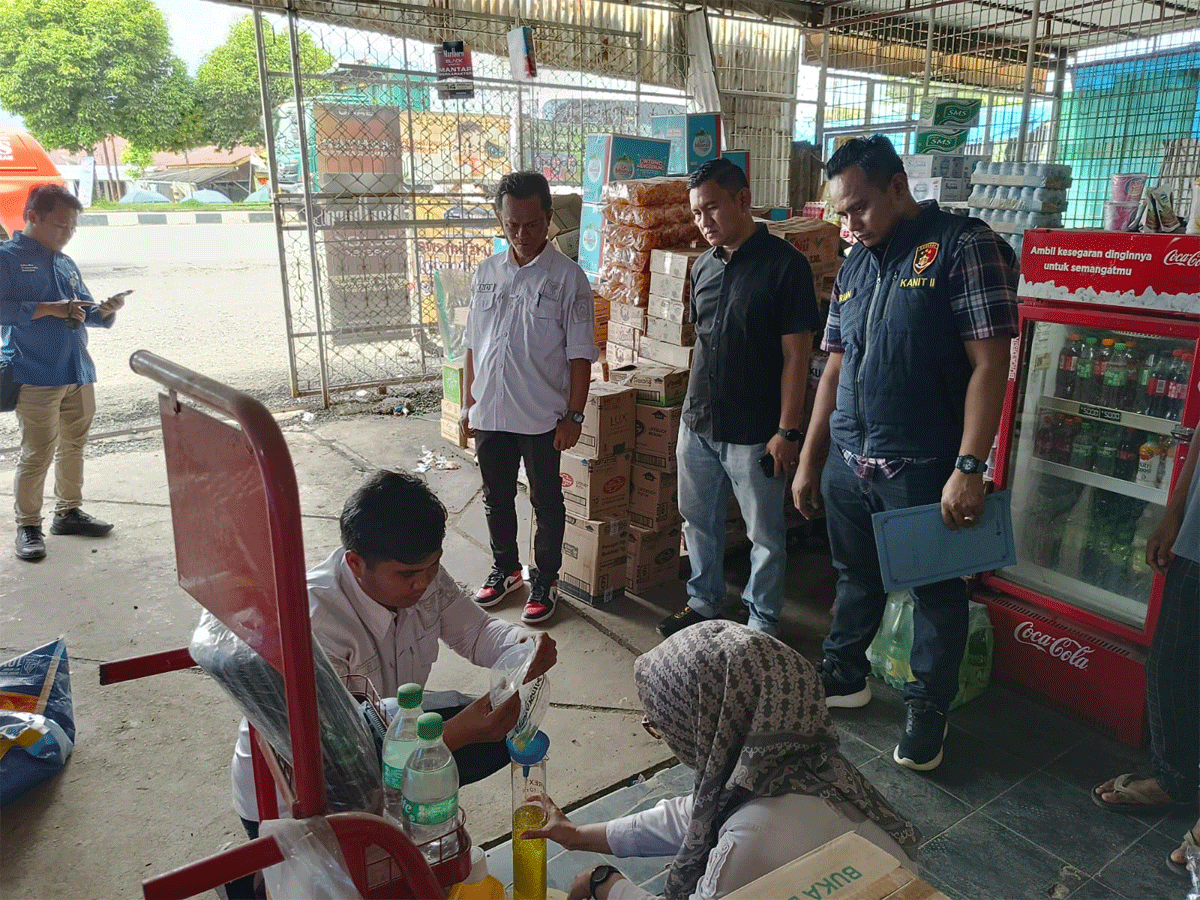 Satuan Reskrim Polres Dharmasraya bersama Dinas Koperasi UKM dan Perdagangan melakukan pengecekan terhadap minyak goreng merek Minyakita pada sejumlah grosir dan kios di Kecamatan Pulau Punjung, Kabupaten Dharmasraya, Rabu (12/3/2025).