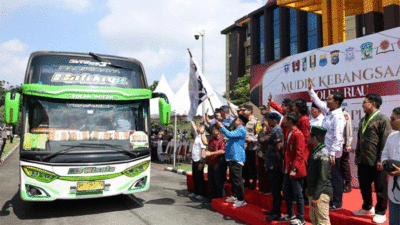 Kapolda Riau Irjen Herry Heryawan melepas bus mudik gratis tujuan Sumatera Utara dan Sumatera Barat. (Polda Riau)