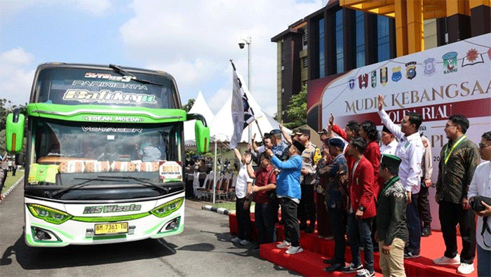 Kapolda Riau Irjen Herry Heryawan melepas bus mudik gratis tujuan Sumatera Utara dan Sumatera Barat. (Polda Riau)