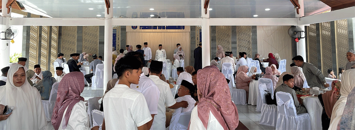 Usai melaksanakan Salat Idul Fitri di Lapangan Ombilin, Kota Sawahlunto, Wali Kota Riyanda Putra menggelar open house.