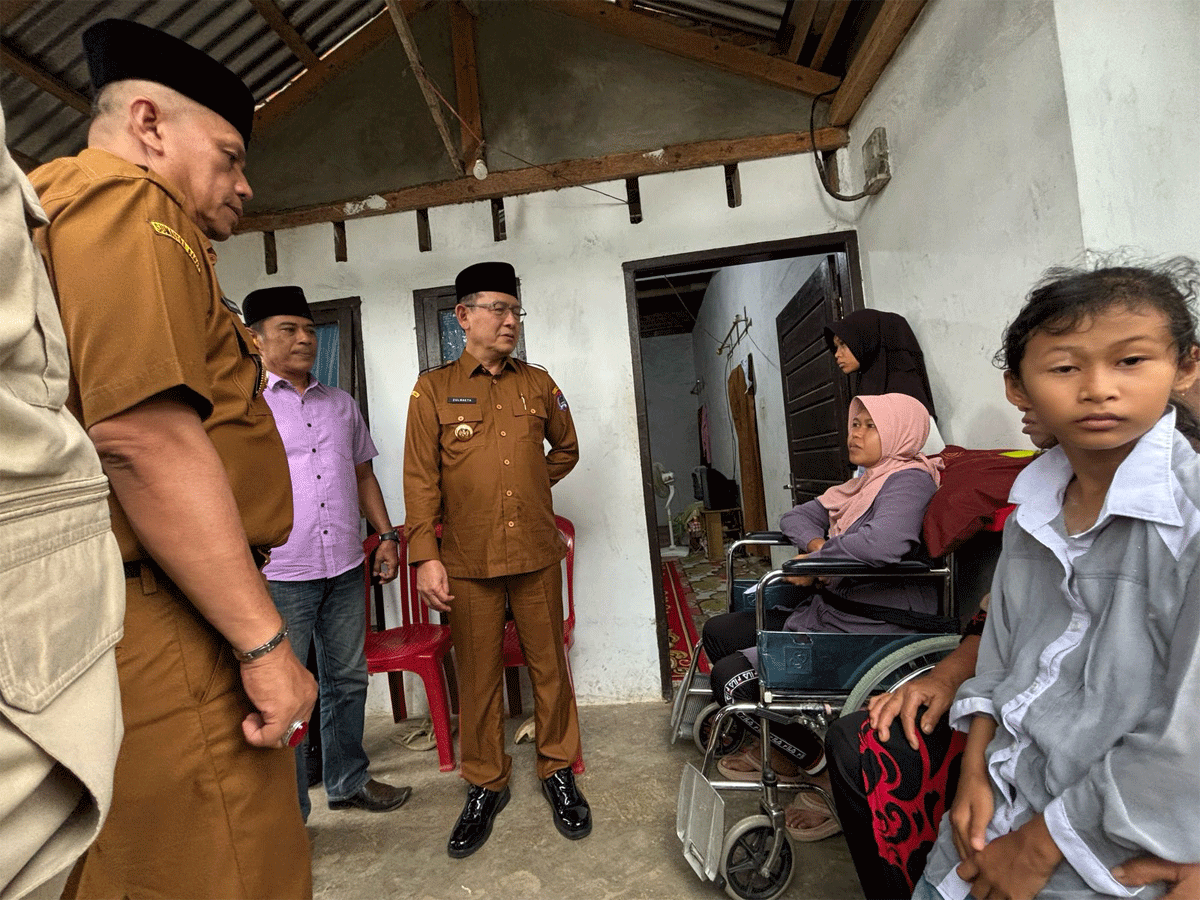 Wali Kota Payakumbuh, Zulmaeta serahkan bantuan kepada tiga warga yang tengah berjuang melawan penyakit serius,
