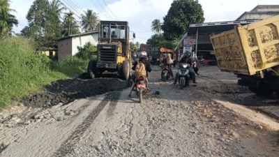 Perbaikan jalan rusak yang dilakukan Dinas Bina Marga Cipta Karya dan Tata Ruang (BMCKTR) Sumbar di Kenagarian Labuah Gunuang, Kecamatan Lareh Sago Halaban, Kabupaten Limapuluh Kota, Jumat (28/3/2025).