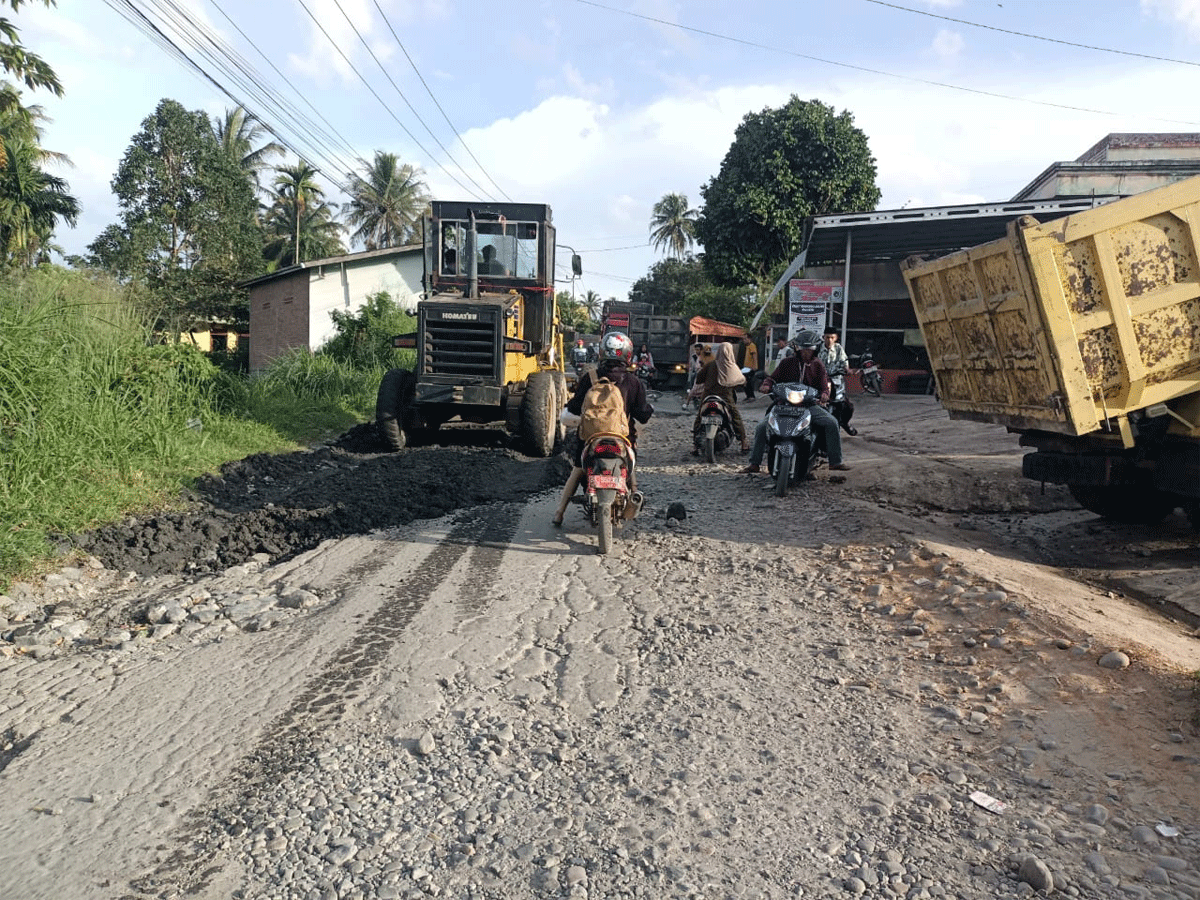 Perbaikan jalan rusak yang dilakukan Dinas Bina Marga Cipta Karya dan Tata Ruang (BMCKTR) Sumbar di Kenagarian Labuah Gunuang, Kecamatan Lareh Sago Halaban, Kabupaten Limapuluh Kota, Jumat (28/3/2025).