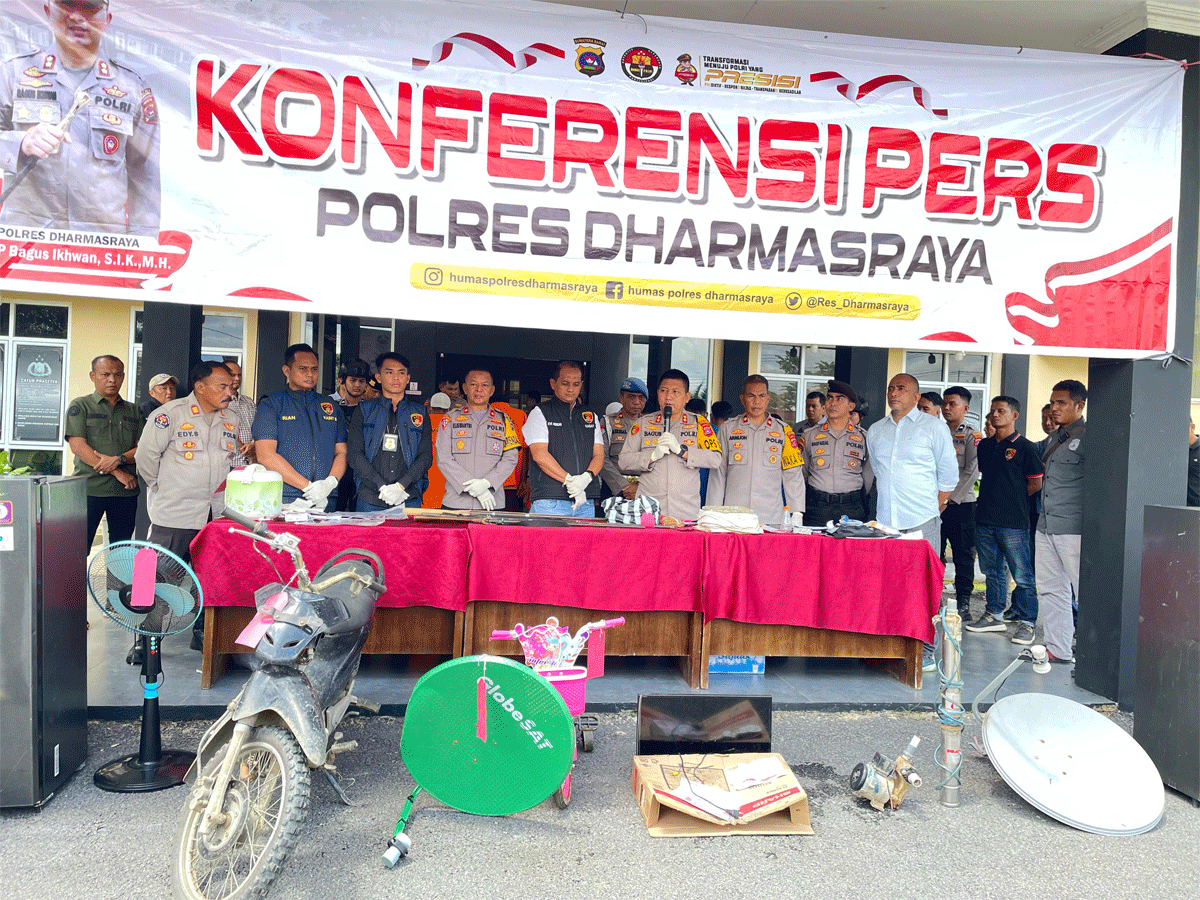 Polres Dharmasraya menggelar konferensi pers terkait pengungkapan sejumlah kasus menonjol yang berhasil diungkap sepanjang Maret 2025. Konferensi pers digelar di lobi mapolres, Rabu (5/3/2025)