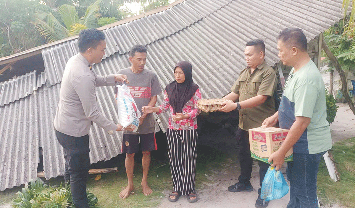 Penyerahan bantuan pada warga yang rumahnya roboh.