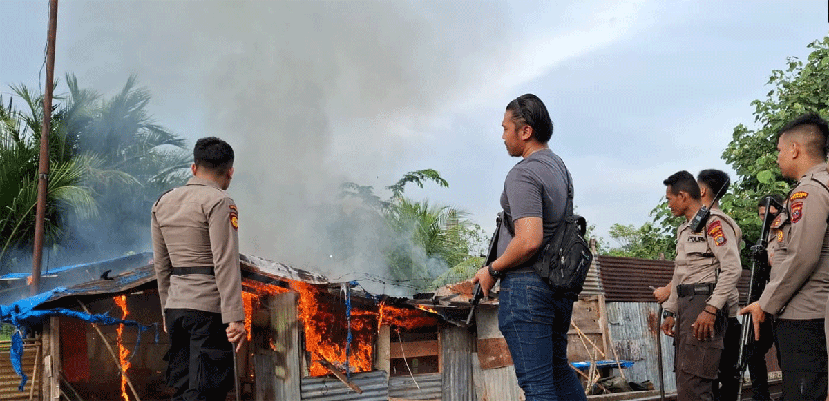 Polsek Sunggal, Polrestabes Medan, Polda Sumatera Utara melaksanakan kegiatan gerebek kampung narkoba di Jalan Serba Jadi, Desa Sumber Melati Diski, Kecamatan Sunggal Deli Serdang.
