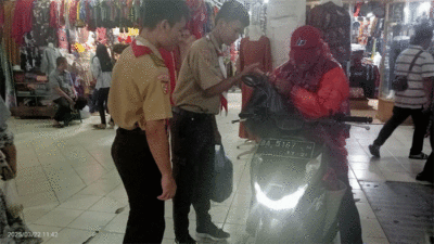 Mengisi kegiatan selama bulan suci Ramadan, Kwartir Cabang (Kwarcab) Gerakan Pramuka menggelar aksi sosial membantu pengunjung di pasar Sawahlunto, Sabtu (22/3/2025)