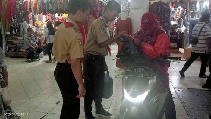 Mengisi kegiatan selama bulan suci Ramadan, Kwartir Cabang (Kwarcab) Gerakan Pramuka menggelar aksi sosial membantu pengunjung di pasar Sawahlunto, Sabtu (22/3/2025)